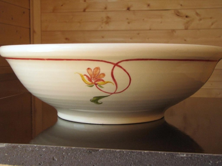 vasque émaillée décorée, forme ancienne avec léger pied
