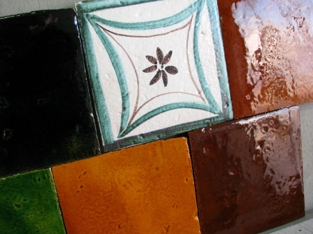 Les Carreaux décorés du Palais des Papes a Avignon réalisés au pinceau par les Céramiques du Beaujolais tons de vert, miel et brun IMG_6434