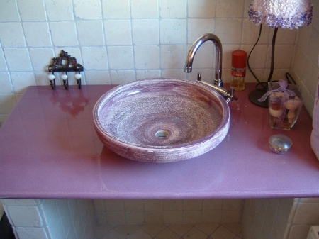 Plan de travail en lave émaillée parme et sa vasque posée