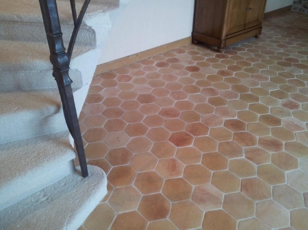 Les tomettes hexagonales en terre cuite 16x16 antique à l aspect ancien tons beige rosé associent simplicité et élégance
