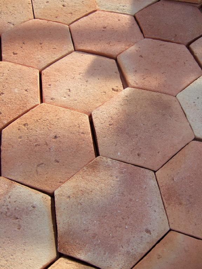 tomettes en terre cuite 16x16 tons rosés beiges flammés aspect antique