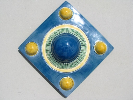 Cabochon de facade 18x18 en ceramique aux 4 perles miel sur fond bleu IMG_2701