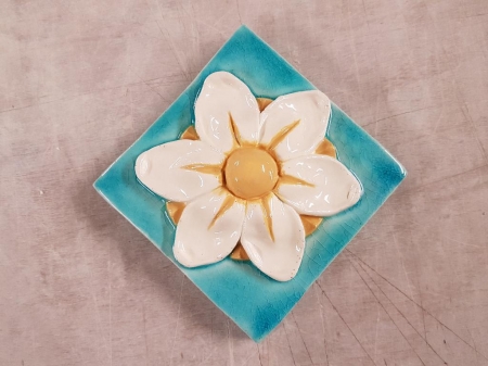 Fleur 15x15 turquoise et blanche en ceramique pour facade