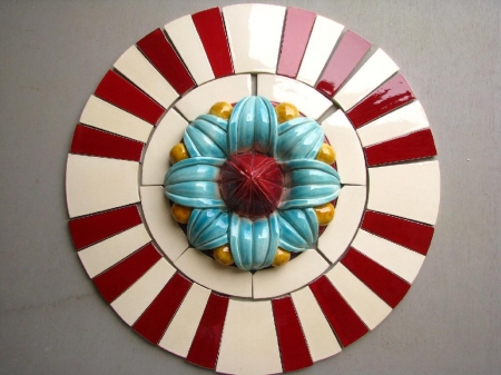 Metope en ceramique pour facade fleur d artichaut dimension totale 60 cm IMG_1745